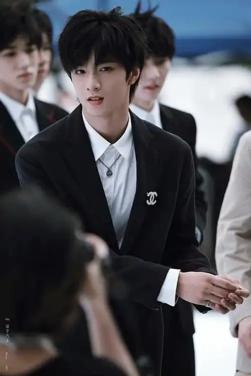 刘耀文理想之途概念海报#刘耀文西装造型小合集9615矜贵帅气