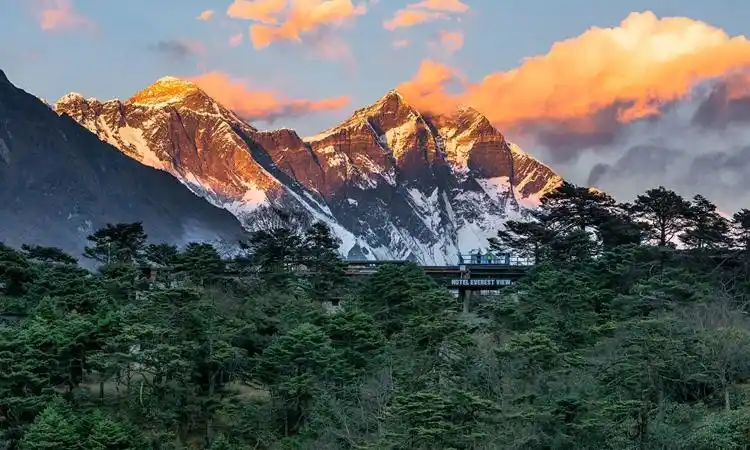 这张照片里的大山景色非常壮观,山势雄伟,真是太美了!