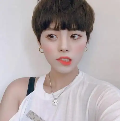 不一样的蘑菇头发型