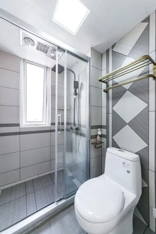 干湿分离的卫生间,透明的推拉移门隔断两个区域,空间十分宽敞,疲惫时