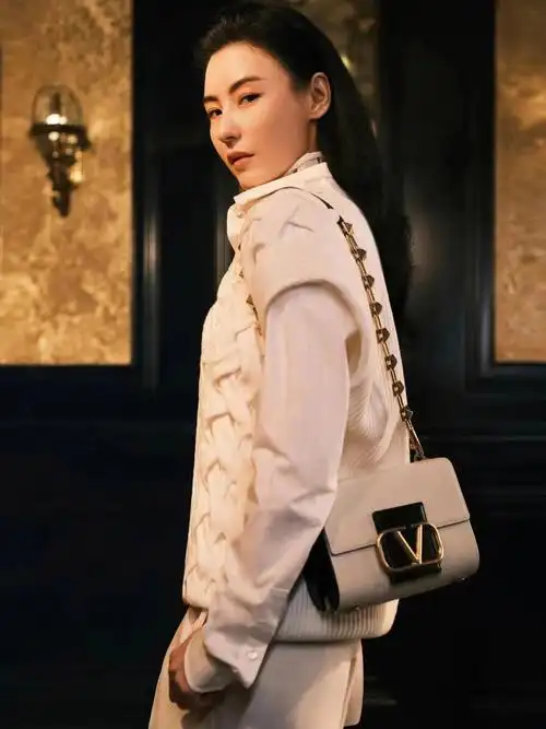 张柏芝身着valentino2021秋冬系列