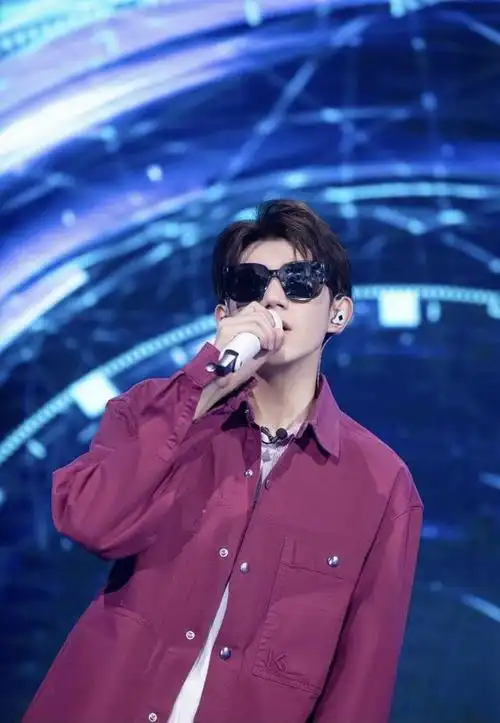 王源浅蓝拼色西装出席活动尽显清爽帅气演绎干净少年气超吸睛