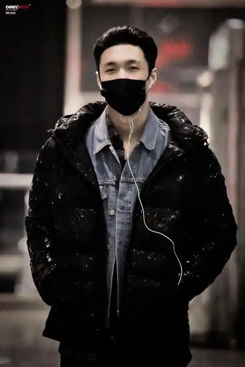 张艺兴机场照 梳着最野的背头 下面却.