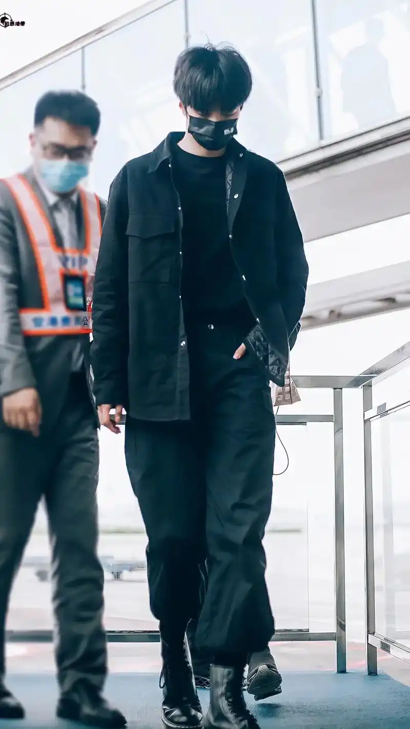 谁又在发机场疯#大帅哥 #刘耀文 #05 #机场穿搭 #生图 - 抖音