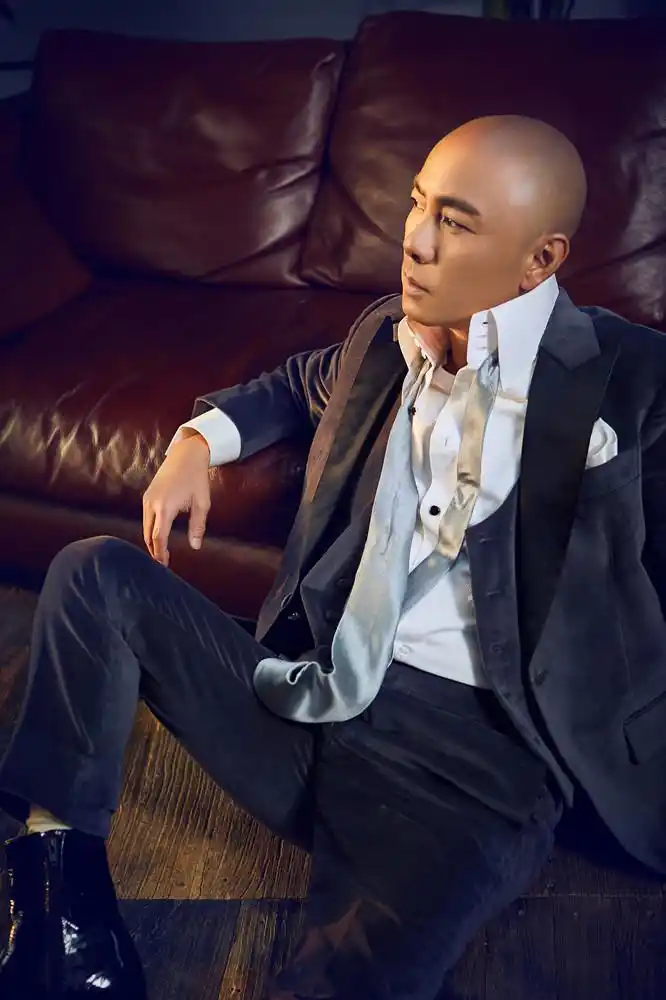 张卫健曝优雅绅士写真 《大帅哥》播出破2亿