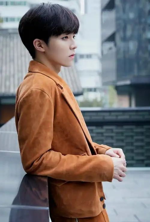 陈立农帅气西装写真