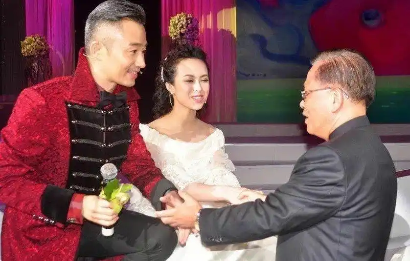 主持人程雷与小18岁娇妻大婚 新郎深情献吻