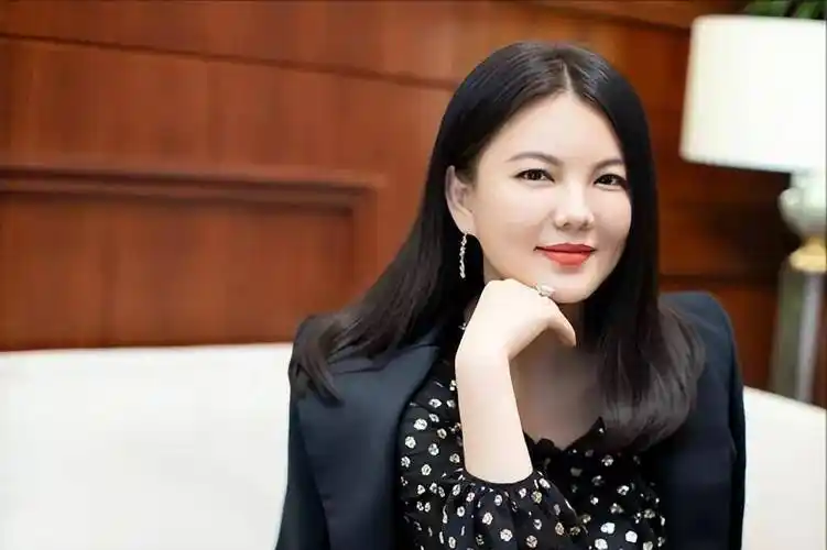 李湘,为何是备受瞩目的女性?_女人_传奇_人生