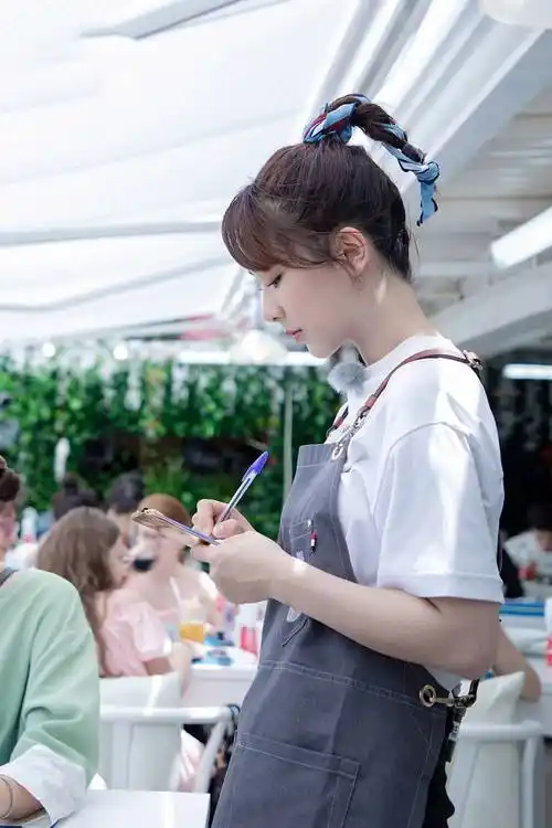 杨紫的"竹节辫"厉害了,短发女孩学会这样扎减龄又俏皮,可美了_造型