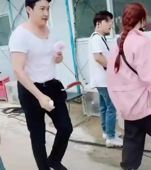 44岁陆毅发福严重啤酒肚突出膀大腰圆没脖子胖到撞脸老奶奶