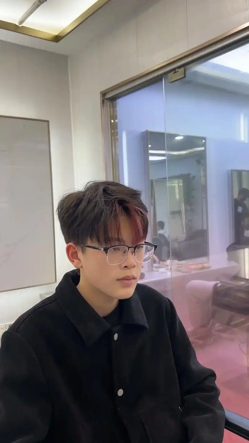 深圳男生都喜欢的发型海王红刘海染