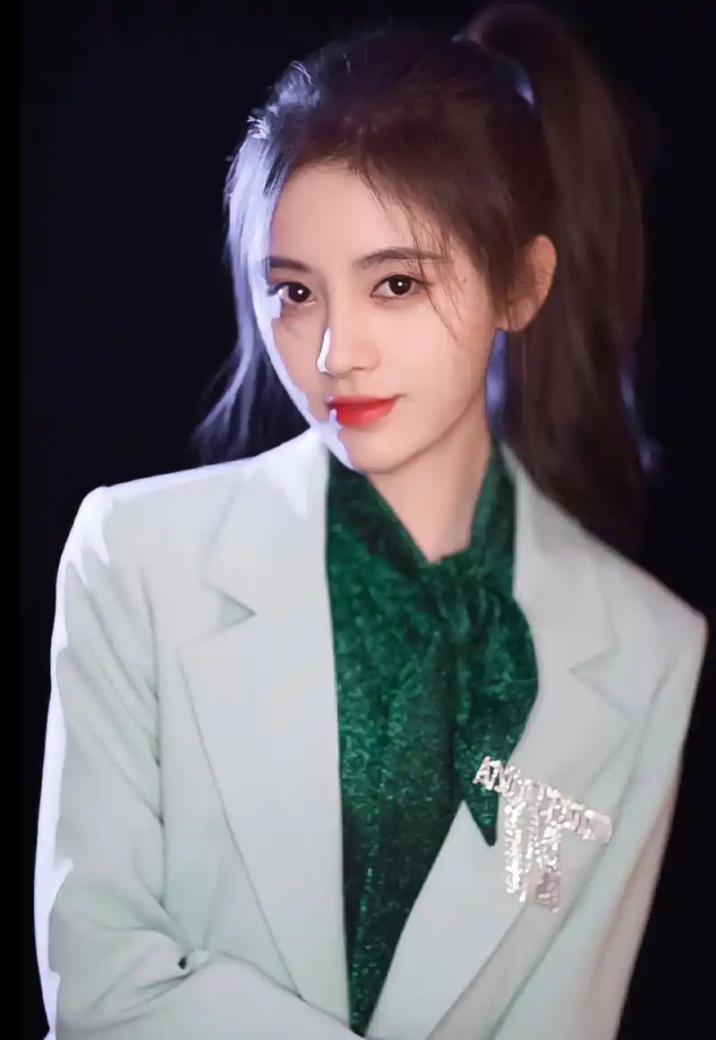 鞠婧祎西装美照大赏,这绝美的颜值让人沉醉,美的不可方物!