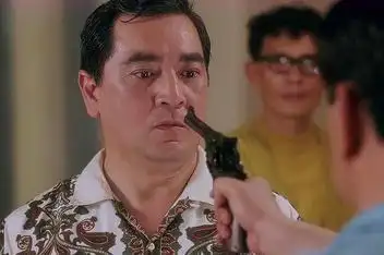 不敢再嚣张简介:该片讲述了青年雷洛在朋友猪油仔的灌输下洞悉黑道