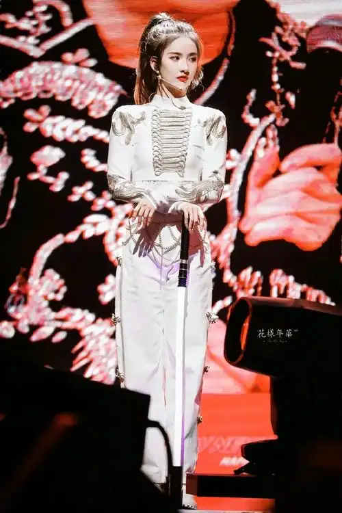 刘些宁真的绝!舞台上是高冷酷妹,现实却是搞笑女