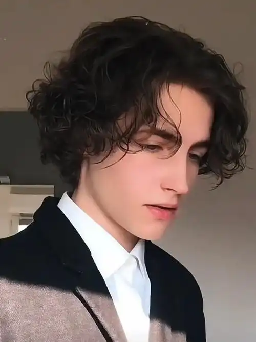 中世纪在街头慵懒的卷复古随意羊毛卷