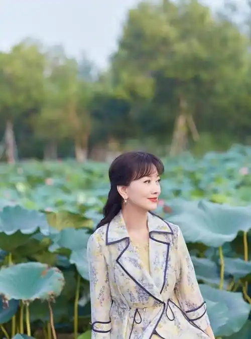 冻龄美人赵雅芝"不服老",近70岁还穿小碎花外套,优雅气质大方_颜色