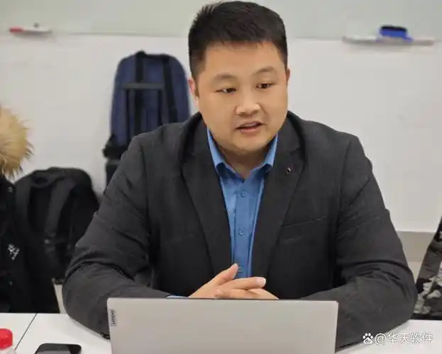 华天软件副总裁赵亮,plm bu总经理刘世祯及相关部门成员们出席会议