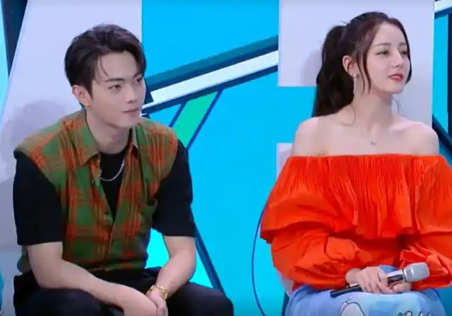 热巴穿"露肩装"录节目,许凯全程不敢抬头,网友:有点容易害羞