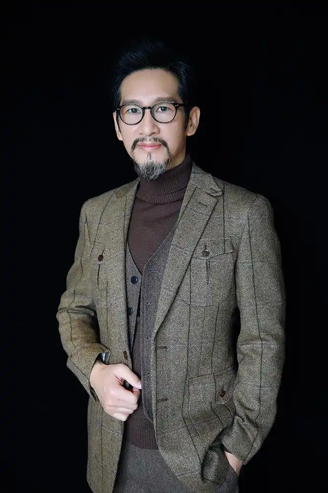 王劲松修身西装勾勒完美身线 沉稳儒雅气质自现