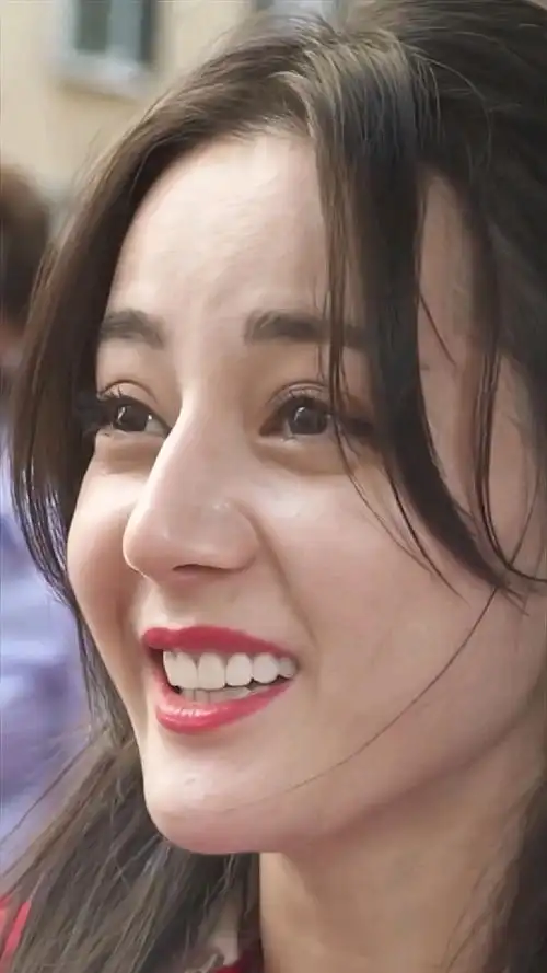 迪丽热巴素颜抓拍,画面无任何修饰,还原真实的自然美