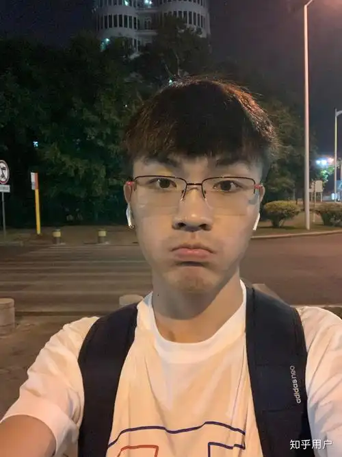 男生戴眼镜的差别大不大