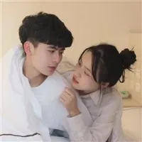 情侣头像深情对视