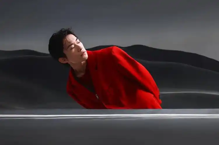 易烊千玺红色西装帅气写真,图片,壁纸-桌酷