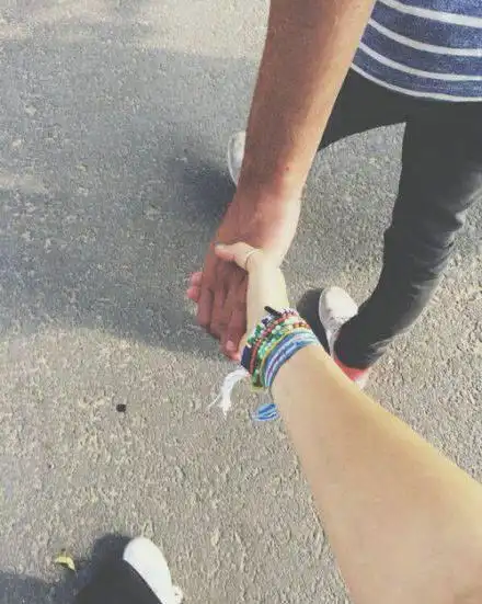 牵手情侣甜蜜背影图片