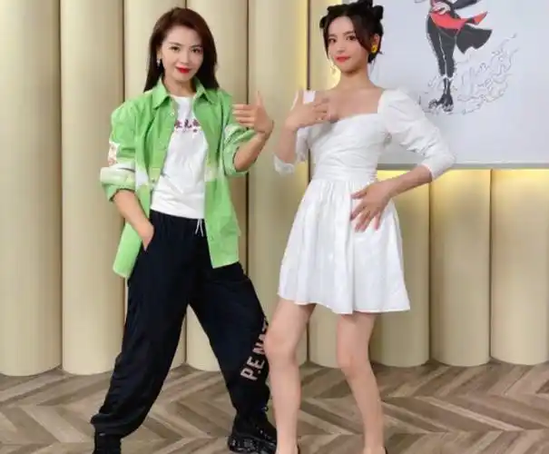 迪丽热巴杨超越甘愿效仿!最高质量拍照姿势!正主徐先生虎牙首秀