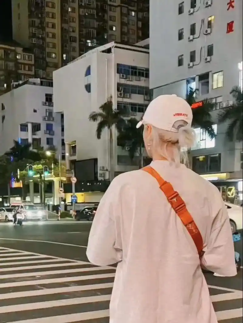 鹿晗 #街边 #背影 又被偶遇了 好潮 好帅05 - 抖音