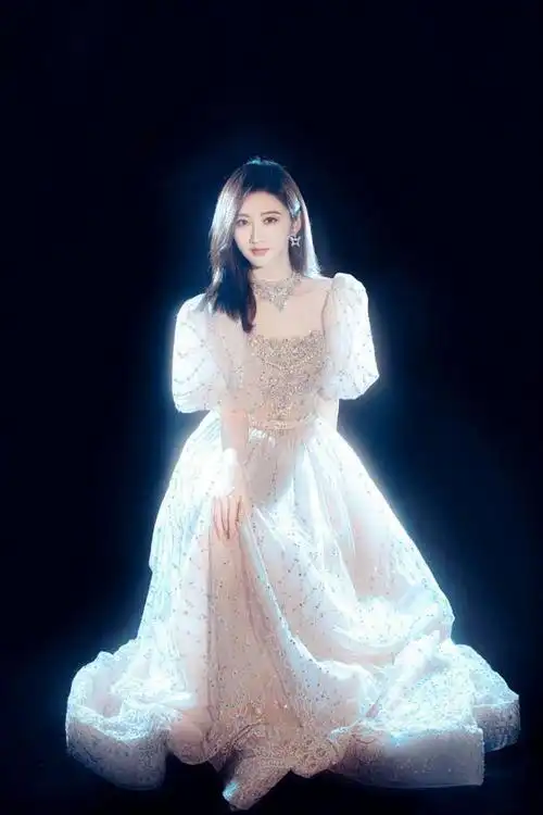 景甜新造型真美!优雅华丽展现出富贵花气质,这才是最好穿搭