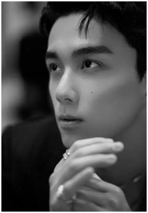 吴磊深v黑西装好惊艳!身材完美上演眼神杀,妥妥的霸道总裁