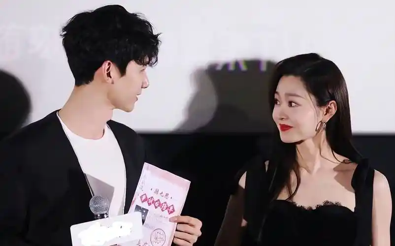 白敬亭和宋轶一起现身尖叫之夜,男方故意扭头不看对方,画面搞笑_网友