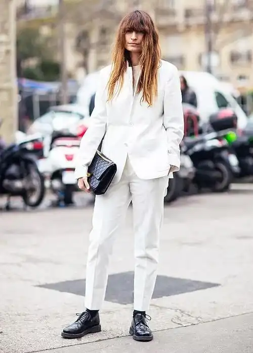 这身黑白搭配可以说是非常chic的了,黑色睡衣风上衣搭配白色阔腿裤