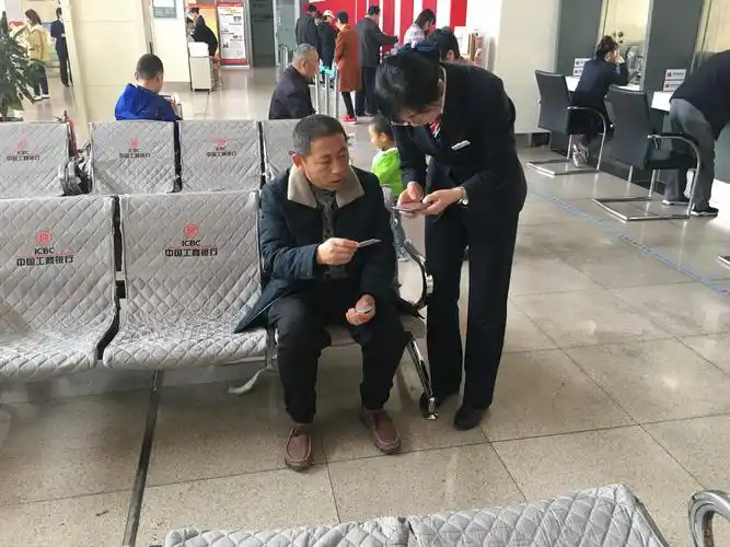 负责人向各位员工传达了《银行营业网点服务评价打分表》及其评价要求