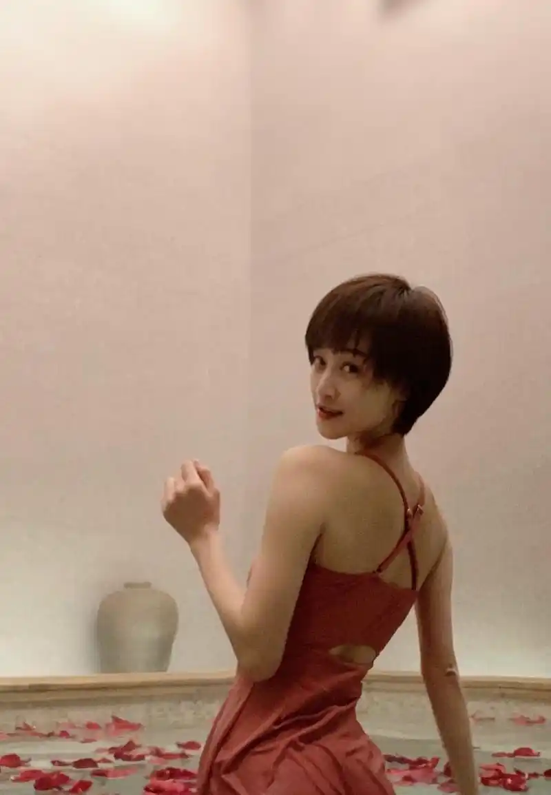 蓝盈莹晒温泉照,短发,粉红色的露背泳衣,天使的脸庞,魔鬼的身材.