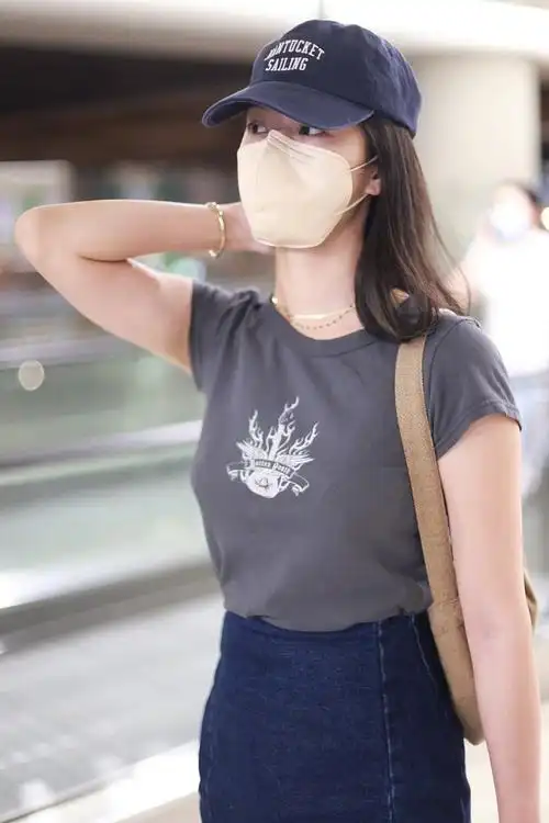 机场时尚秀#杨采钰20210603上海机场,拖鞋t恤牛仔裙,好夏日