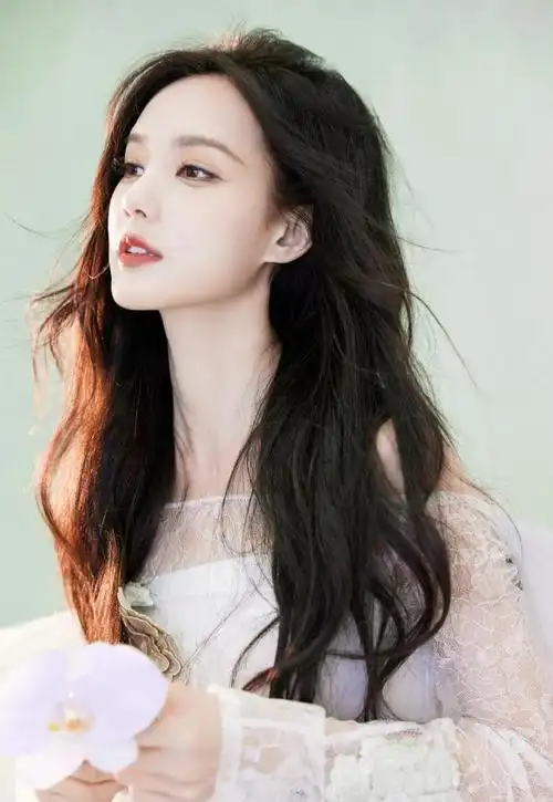 孟记者的扮演者李一桐漂亮