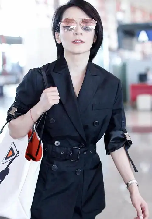 俞飞鸿剪了短发更显气场,穿黑色西装配9分裤,轻松美出国际范|发型