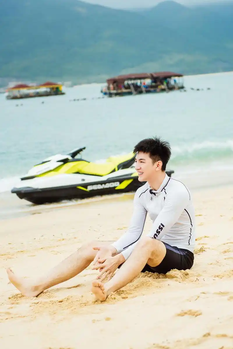 金瀚海边秀大长腿 运动型男进村展现反差萌