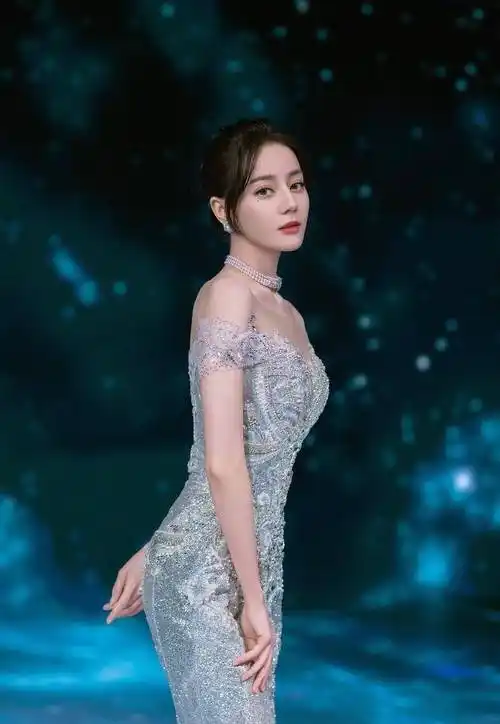 迪丽热巴美人鱼礼服,惊艳到我,这也太美了,怎么看都不够_摸头_爱慕