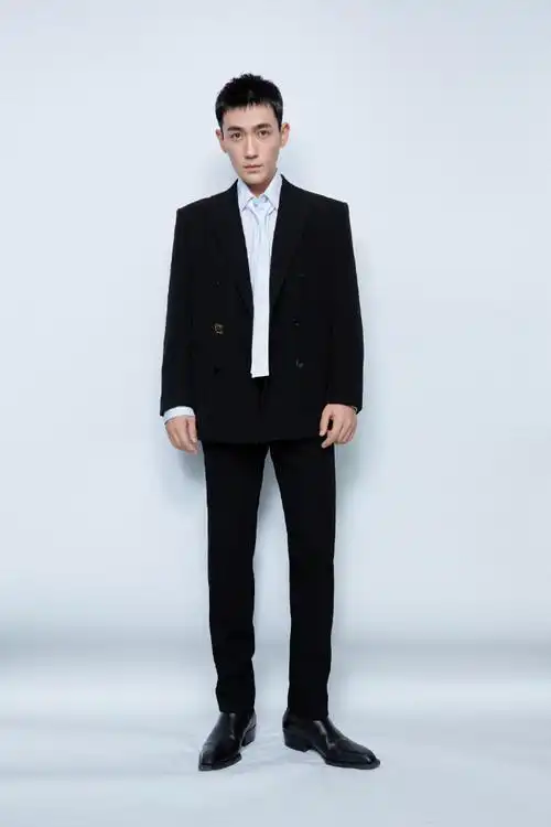 朱一龙lv春夏男装秀身穿黑色西装内搭蓝衬衫清新温柔的气息