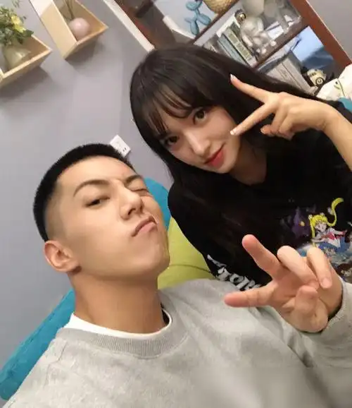 程潇晒异性合影,动作亲密不"避嫌",看到两人眼神:真没故事?