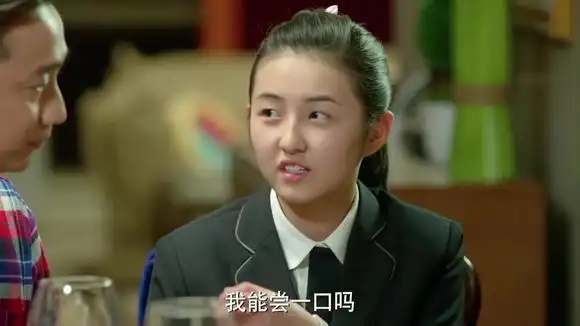 小别离:张子枫想尝红酒,黄磊就跟她小时候一样,蘸一点给她尝!