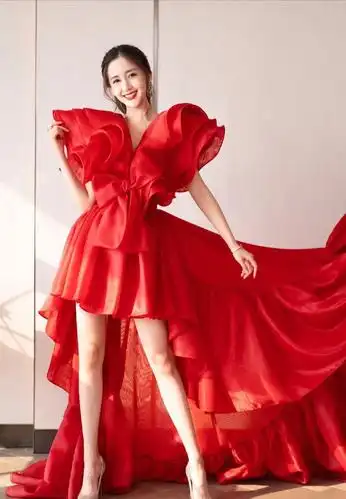 陈欣予不再低调,一袭修身v领白色连衣裙亮相,马尾卷发气质惊艳