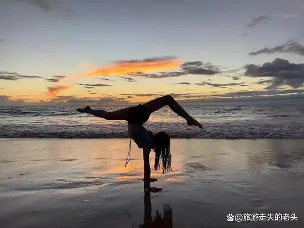 夏威夷海滩,晚霞余晖中的少女优美舞姿