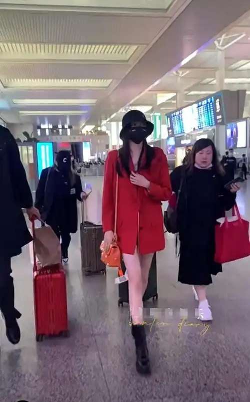 关晓彤一身红衣现身机场助理跟随拉几个行李箱举止像富婆出街
