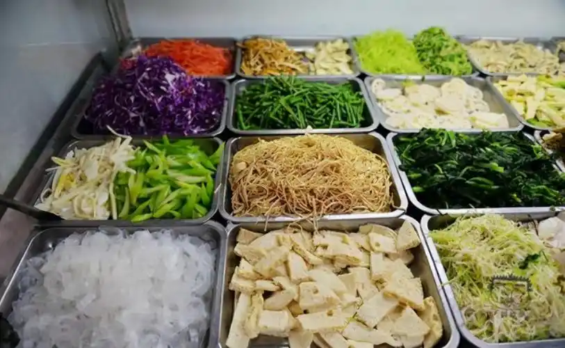 现在下是天热胃口不好的时候,很多人喜欢凉拌菜,买点凉菜,再来2个馒头