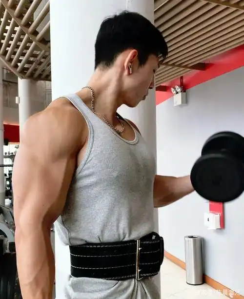 没想到it男也可以练成这么完美的肌肉身材,颜值更是相当不错,相信是