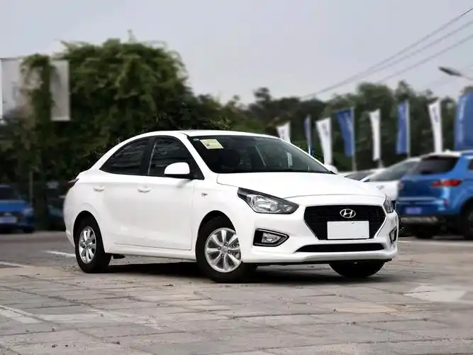 现代瑞纳17款两厢自动挡多少钱女士自动挡省油小型车